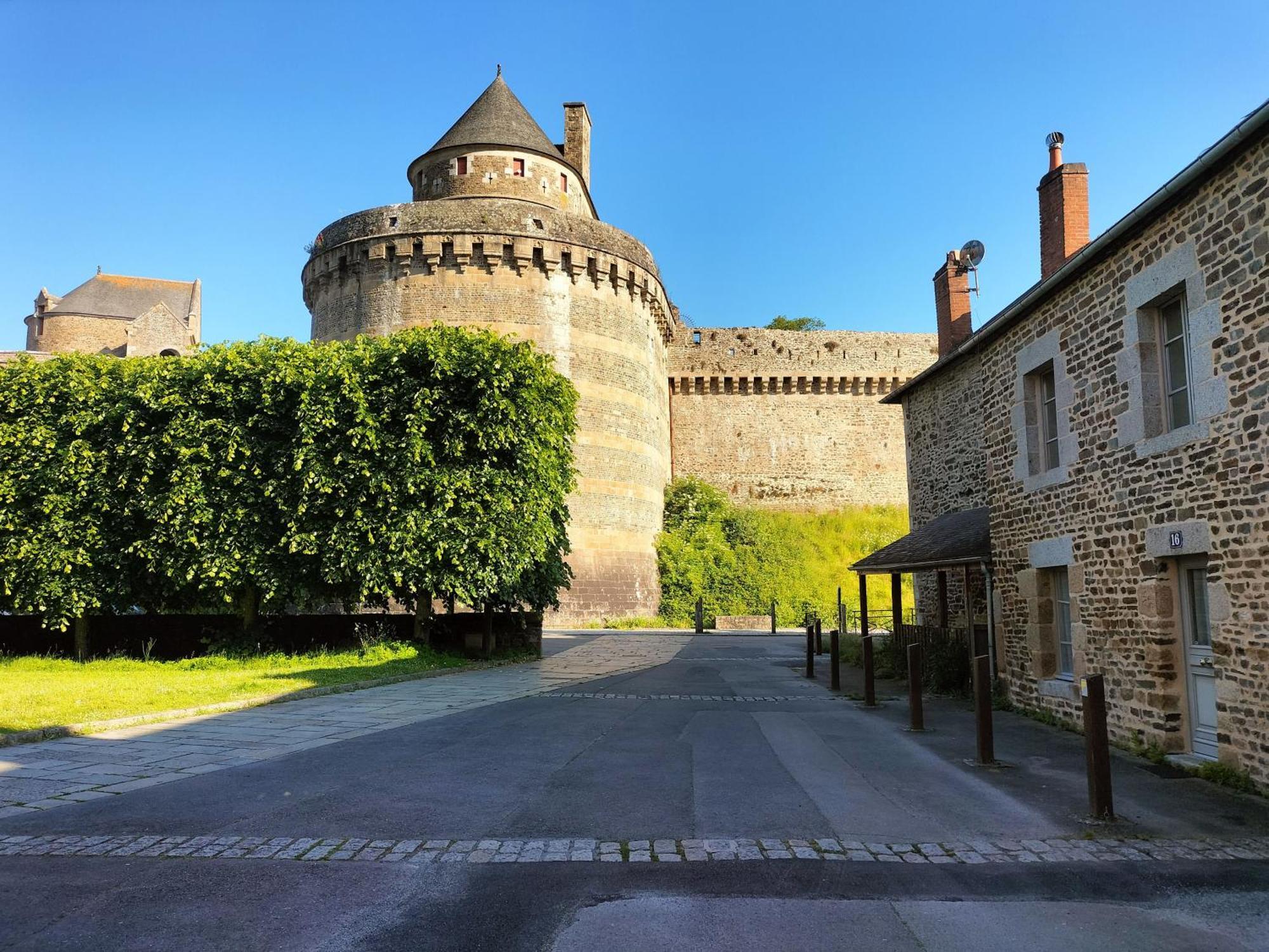 L'Escapade Medievale Fougeres Exterior photo